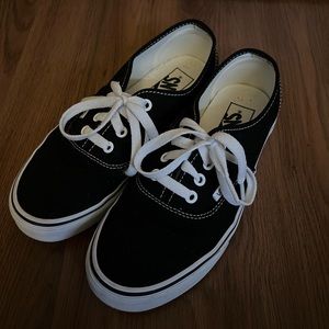 black and white canvas vans